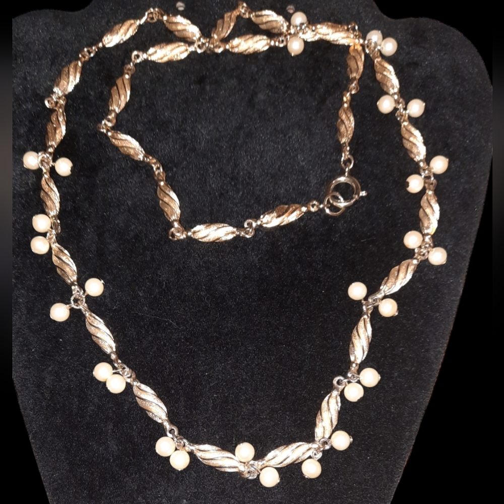 vintage twist/ faux pearl necklace gold tone links unsigned